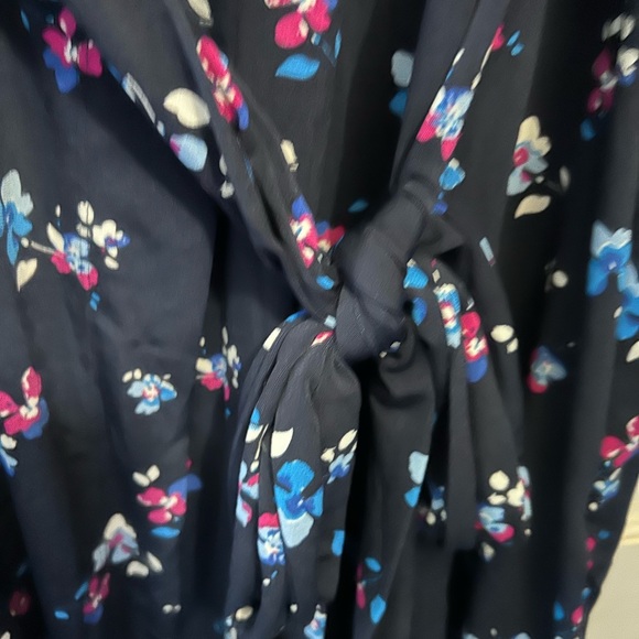 NWT VERSATILE Floral Wrap Dress w/V Neck and a Comfortable Knit Fit - Picture 4 of 10